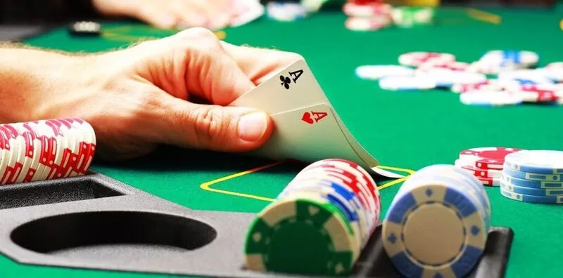 Bluff trong poker mang lại rất nhiều lợi ích cho người tham gia